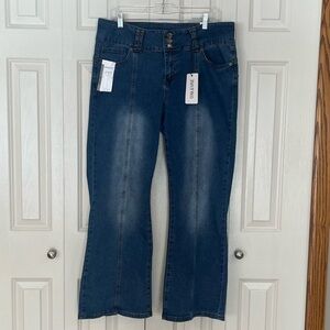 Oak & Vine Size 16
High-Rise 3 ButtonFly Bootcut Jeans Faded Wash New With Tags